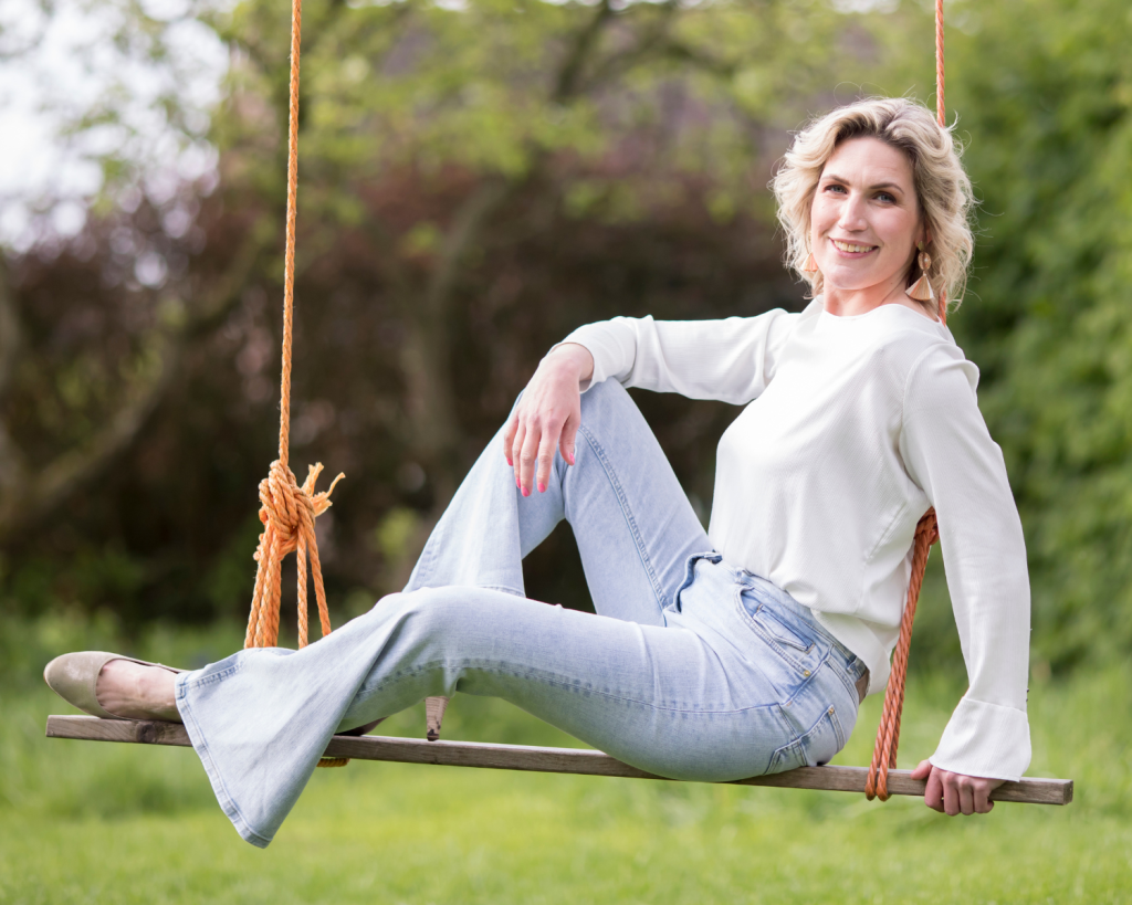 Hanneke op schommel